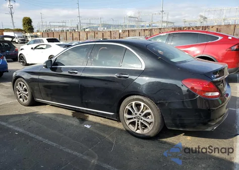 2018 Mercedes-Benz C 300 z USA, uszkodzony, nr VIN 55SWF4JB7JU239434